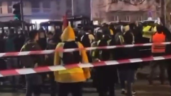 БРУТАЛАН НАПАД НА ПИОНИРСКИ ПАРК: Хулигани из редова опозиције напали студенте који хоће да уче БРУТАЛАН НАПАД НА ПИОНИРСКИ ПАРК: Хулигани из редова опозиције напали студенте који хоће да уче