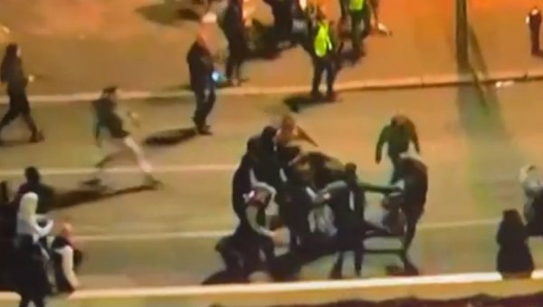 ВИДЕО КАО ДОКАЗ: Нико из Пионирског парка није изашао - опозициони хулигани туку студенте блокадере (ВИДЕО) ВИДЕО КАО ДОКАЗ: Нико из Пионирског парка није изашао - опозициони хулигани туку студенте блокадере (ВИДЕО)