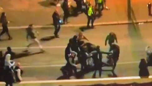 VIDEO KAO DOKAZ: Niko iz Pionirskog parka nije izašao - opozicioni huligani tuku studente blokadere (VIDEO) VIDEO KAO DOKAZ: Niko iz Pionirskog parka nije izašao - opozicioni huligani tuku studente blokadere (VIDEO)