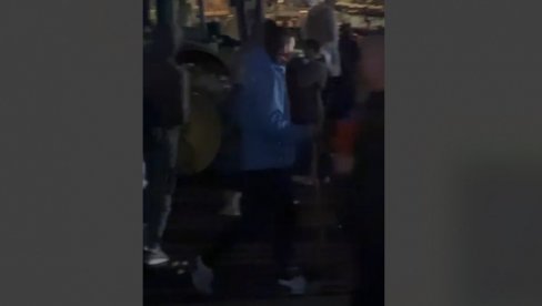 KO JE TUKAO BLOKADERE? Još jedan dokaz da su napadači huligani koji su učestvovali u protestu i da su iz redova opozicije (VIDEO) KO JE TUKAO BLOKADERE? Još jedan dokaz da su napadači huligani koji su učestvovali u protestu i da su iz redova opozicije (VIDEO)