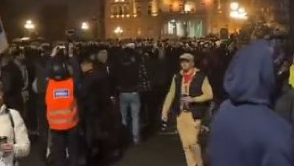 ХУЛИГАНИ ИЗ РЕДОВА ОПОЗИЦИЈЕ НАПАЛИ СТУДЕНТЕ БЛОКАДЕРЕ: Очекује се интервенција полиције и жандармерије ХУЛИГАНИ ИЗ РЕДОВА ОПОЗИЦИЈЕ НАПАЛИ СТУДЕНТЕ БЛОКАДЕРЕ: Очекује се интервенција полиције и жандармерије
