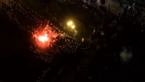 JASNO KAO DAN: Ovako su opozicioni huligani napravili haos - trenutak kad bacaju baklju ka Pionirskom parku (VIDEO) JASNO KAO DAN: Ovako su opozicioni huligani napravili haos - trenutak kad bacaju baklju ka Pionirskom parku (VIDEO)