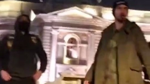 СНИМАК КАО ДОКАЗ: Хулигани из редова опозиције нападају полицију (ВИДЕО) СНИМАК КАО ДОКАЗ: Хулигани из редова опозиције нападају полицију (ВИДЕО)