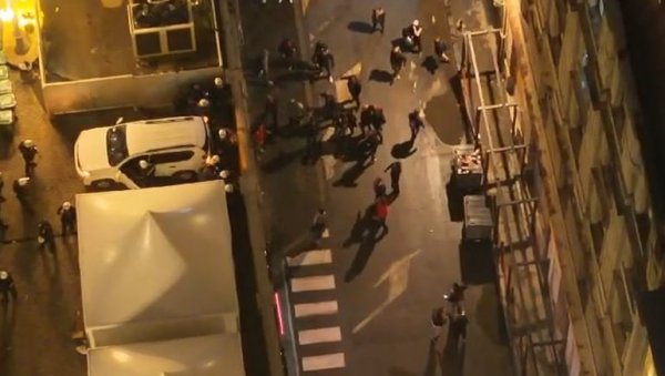 НОВИ СНИМАК НАСИЉА: Блокадери хулигани из редова опозиције напали полицију (ВИДЕО) НОВИ СНИМАК НАСИЉА: Блокадери хулигани из редова опозиције напали полицију (ВИДЕО)