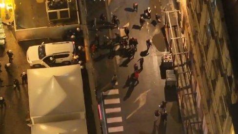 NOVI SNIMAK NASILJA: Blokaderi huligani iz redova opozicije napali policiju (VIDEO) NOVI SNIMAK NASILJA: Blokaderi huligani iz redova opozicije napali policiju (VIDEO)