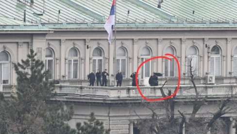 SRAMOTNE SU OPTUŽBE DA SMO KORISTILI ZVUČNI TOP Vučić: Na fotografiji je antidron puška, mi nismo pendrek upotrebili danas SRAMOTNE SU OPTUŽBE DA SMO KORISTILI ZVUČNI TOP Vučić: Na fotografiji je antidron puška, mi nismo pendrek upotrebili danas