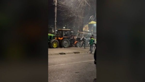 ХУЛИГАНИ НАСТАВЉАЈУ ДА ДИВЉАЈУ: Трактори потпуно уништени ХУЛИГАНИ НАСТАВЉАЈУ ДА ДИВЉАЈУ: Трактори потпуно уништени