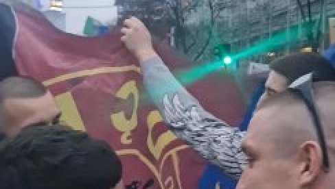 SRAMOTA U SRED BEOGRADA: Na jučerašnjem protestu opozicije i „studenata“ razvijena i zastava terorističke UČK (VIDEO) SRAMOTA U SRED BEOGRADA: Na jučerašnjem protestu opozicije i „studenata“ razvijena i zastava terorističke UČK (VIDEO)