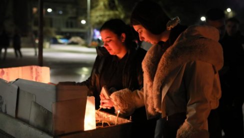 STRAVIČNA TRAGEDIJA U KOČANU: Stanovnici Severne Makedonije odaju počast stradalima u požaru (FOTO) STRAVIČNA TRAGEDIJA U KOČANU: Stanovnici Severne Makedonije odaju počast stradalima u požaru (FOTO)