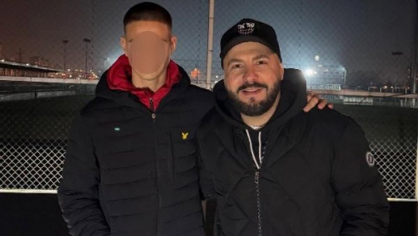 НЕ МОГУ ОБЕЋАТИ ДА ЋУ БИТИ ОВДЕ ДО КРАЈА ТВОГ ЖИВОТА, АЛИ ЋУ ТЕ ВОЛЕТИ Певач из бенда ДНК који је на кисеонику овако се обратио свом сину НЕ МОГУ ОБЕЋАТИ ДА ЋУ БИТИ ОВДЕ ДО КРАЈА ТВОГ ЖИВОТА, АЛИ ЋУ ТЕ ВОЛЕТИ Певач из бенда ДНК који је на кисеонику овако се обратио свом сину