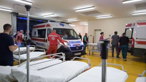 У БЕОГРАД СТИГЛО 12 ПОВРЕЂЕНИХ У ПОЖАРУ У КОЧАНИМА: Збринути на Клиничком центру Србије и ВМА (ВИДЕО) У БЕОГРАД СТИГЛО 12 ПОВРЕЂЕНИХ У ПОЖАРУ У КОЧАНИМА: Збринути на Клиничком центру Србије и ВМА (ВИДЕО)
