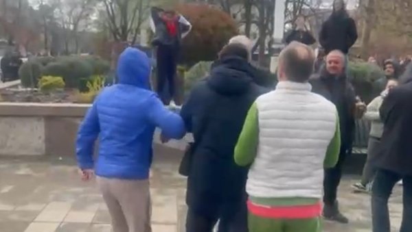 ПРИСТАЛИЦЕ ОПОЗИЦИЈЕ БРУТАЛНО НАПАЛЕ ПОМОЋНИКА ПРЕДСЕДНИКА ОПШТИНЕ ОБРЕНОВАЦ: Полиција ухапсила четири особе (ВИДЕО) ПРИСТАЛИЦЕ ОПОЗИЦИЈЕ БРУТАЛНО НАПАЛЕ ПОМОЋНИКА ПРЕДСЕДНИКА ОПШТИНЕ ОБРЕНОВАЦ: Полиција ухапсила четири особе (ВИДЕО)