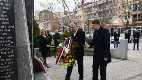 PAMTIMO I NE ZABORAVLJAMO: U Severnoj Mitrovici odata počast žrtvama pogroma PAMTIMO I NE ZABORAVLJAMO: U Severnoj Mitrovici odata počast žrtvama pogroma