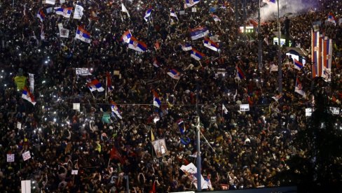 VUDSTOK, A NE OZBILJAN PROTEST Vašington Egzaminer o protestu u Beogradu: Pili pivo, pozirali za selfije i zviždali u nepodnošljive pištaljke VUDSTOK, A NE OZBILJAN PROTEST Vašington Egzaminer o protestu u Beogradu: Pili pivo, pozirali za selfije i zviždali u nepodnošljive pištaljke