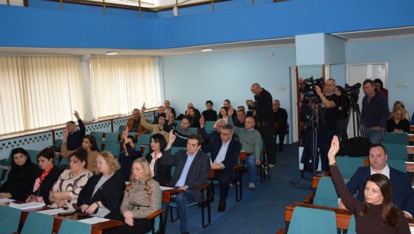 ПАЛМИ УЛИЦА У ЈАГОДИНИ: Одборници још једном одали почаст недавно преминулом градоначелнику ПАЛМИ УЛИЦА У ЈАГОДИНИ: Одборници још једном одали почаст недавно преминулом градоначелнику