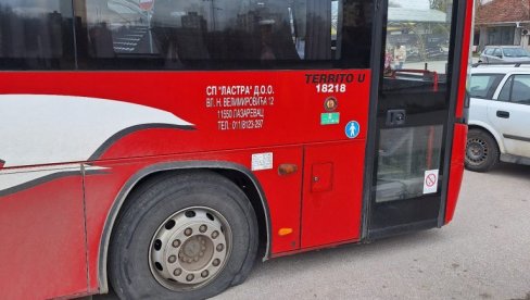 СКАНДАЛ У РЕЖИЈИ ОПОЗИЦИЈЕ: Буше гуме на Ластиним аутобусима који превози раднике Колубаре - класична диверзија (ФОТО) СКАНДАЛ У РЕЖИЈИ ОПОЗИЦИЈЕ: Буше гуме на Ластиним аутобусима који превози раднике Колубаре - класична диверзија (ФОТО)