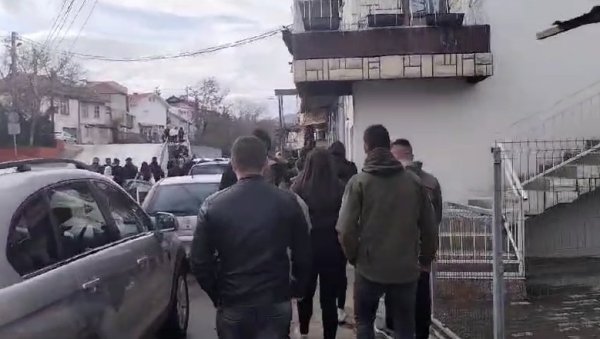 МУК У КОЧАНИМА ДАН ПОСЛЕ ТРАГЕДИЈЕ: Млади се упутили ка кући градоначелника (ВИДЕО) МУК У КОЧАНИМА ДАН ПОСЛЕ ТРАГЕДИЈЕ: Млади се упутили ка кући градоначелника (ВИДЕО)