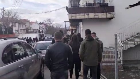MUK U KOČANIMA DAN POSLE TRAGEDIJE: Mladi se uputili ka kući gradonačelnika (VIDEO) MUK U KOČANIMA DAN POSLE TRAGEDIJE: Mladi se uputili ka kući gradonačelnika (VIDEO)