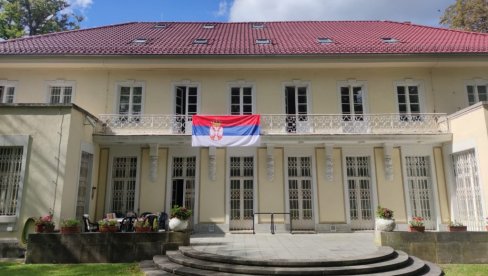 AMBASADA SRBIJE U NEMAČKOJ: Srpske institucije i društvo vredno rade na istrazi svih navoda o neprikladnoj upotrebi sile AMBASADA SRBIJE U NEMAČKOJ: Srpske institucije i društvo vredno rade na istrazi svih navoda o neprikladnoj upotrebi sile