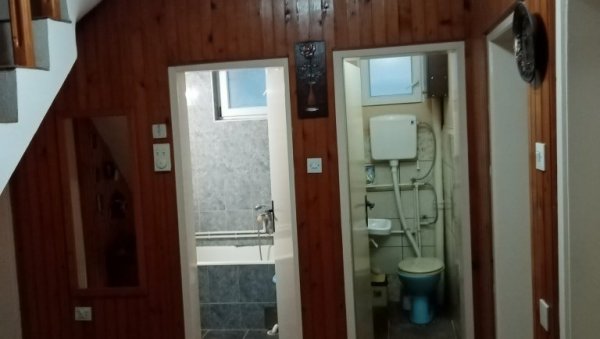 НАЈЈЕФТИНИЈА КУЋА У СРБИЈИ: Две куће, помоћна зграда и плац, а цена квадрата је свега 200 евра НАЈЈЕФТИНИЈА КУЋА У СРБИЈИ: Две куће, помоћна зграда и плац, а цена квадрата је свега 200 евра