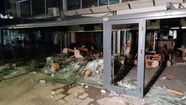 РАЗБИЈЕНА СТАКЛА, ПОЛОМЉЕН НАМЕШТАЈ, СВЕ УНИШТЕНО: Ово је демолиран кафић власника дискотеке смрти у Кочанима (ФОТО) РАЗБИЈЕНА СТАКЛА, ПОЛОМЉЕН НАМЕШТАЈ, СВЕ УНИШТЕНО: Ово је демолиран кафић власника дискотеке смрти у Кочанима (ФОТО)