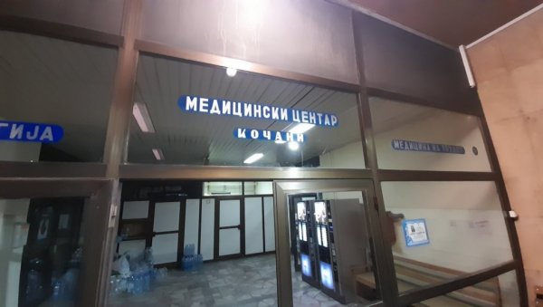 ОВАЈ ХОДНИК СИНОЋ ЈЕ БИО ПУН УГЉЕНИСАНИХ ТЕЛА: У Медицинском центру у Кочанима млади и даље траже помоћ лекара (ФОТО) ОВАЈ ХОДНИК СИНОЋ ЈЕ БИО ПУН УГЉЕНИСАНИХ ТЕЛА: У Медицинском центру у Кочанима млади и даље траже помоћ лекара (ФОТО)