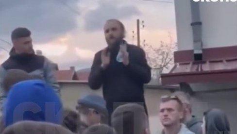 HAJDE DA SAHRANIMO DECU, PA SPALITE GRAD AKO ŽELITE Pop smirivao besne građane Kočana da ne sruše kuću gradonačelnika (VIDEO) HAJDE DA SAHRANIMO DECU, PA SPALITE GRAD AKO ŽELITE Pop smirivao besne građane Kočana da ne sruše kuću gradonačelnika (VIDEO)