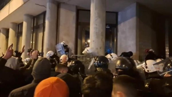 ОПОЗИЦИЈА ДИВЉАЛА У НОВОМ САДУ: Погачар, Бачулов и остали екстремисти хтели да заузму Скупштину Новог Сада ОПОЗИЦИЈА ДИВЉАЛА У НОВОМ САДУ: Погачар, Бачулов и остали екстремисти хтели да заузму Скупштину Новог Сада