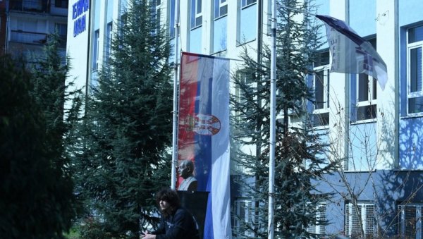 У СРПСКИМ СРЕДИНАМА НА КИМ: Заставе на поља копља због Дана жалости У СРПСКИМ СРЕДИНАМА НА КИМ: Заставе на поља копља због Дана жалости