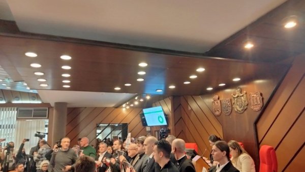 ДОБАЦУЈУ, ВИЧУ, ДРЖЕ ПАРОЛЕ: Опозиција опет омета рад Скупштине града Новог Сада - у сали и Брајан Брковић (ФОТО) ДОБАЦУЈУ, ВИЧУ, ДРЖЕ ПАРОЛЕ: Опозиција опет омета рад Скупштине града Новог Сада - у сали и Брајан Брковић (ФОТО)