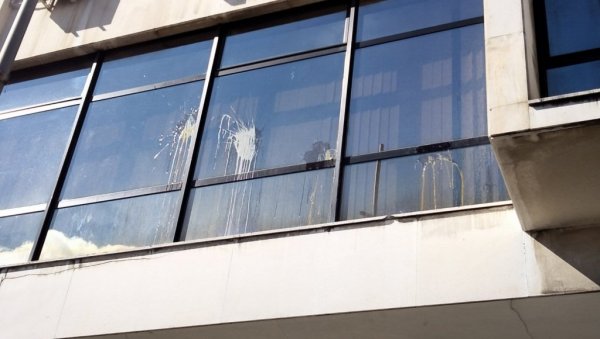 БАЦАЈУ ЈАЈА НА ЗГРАДУ СКУПШТИНЕ: Наставља се дивљање окупљених у Новом Саду (ФОТО) БАЦАЈУ ЈАЈА НА ЗГРАДУ СКУПШТИНЕ: Наставља се дивљање окупљених у Новом Саду (ФОТО)