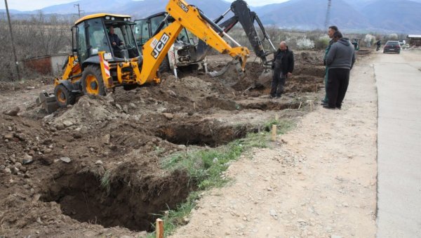 ПОТРЕСНЕ СЛИКЕ ИЗ КОЧАНА: У току копање гробова за страдале у пожару (ФОТО) ПОТРЕСНЕ СЛИКЕ ИЗ КОЧАНА: У току копање гробова за страдале у пожару (ФОТО)