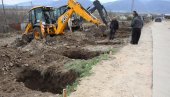 POTRESNE SLIKE IZ KOČANA: U toku kopanje grobova za stradale u požaru (FOTO) POTRESNE SLIKE IZ KOČANA: U toku kopanje grobova za stradale u požaru (FOTO)