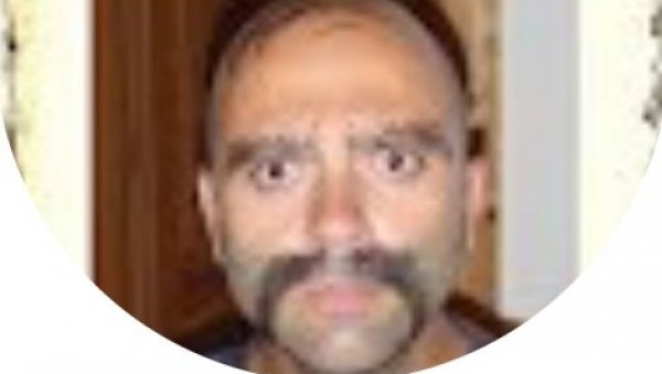 МАНИЈАК НАПАО МИЛОША ПАВЛОВИЋА: На профилној фотографији има нечију потерницу на којој пише тражи се жив или мртав МАНИЈАК НАПАО МИЛОША ПАВЛОВИЋА: На профилној фотографији има нечију потерницу на којој пише тражи се жив или мртав