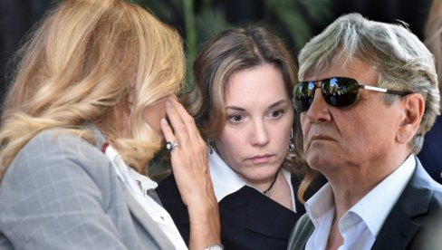 POSLE TRAGEDIJA - JEDINI NAČIN Oglasila se ćerka Radoša Bajića: Da sačuvamo sećanja na legende koje su oslikale junake iz Petlovca POSLE TRAGEDIJA - JEDINI NAČIN Oglasila se ćerka Radoša Bajića: Da sačuvamo sećanja na legende koje su oslikale junake iz Petlovca