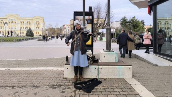 АМЕРИКАНКА ОЧАРАЛА БАЊАЛУЧАНЕ: Свира виолону у Господској улици, омиљени певач Тома Здравковић АМЕРИКАНКА ОЧАРАЛА БАЊАЛУЧАНЕ: Свира виолону у Господској улици, омиљени певач Тома Здравковић