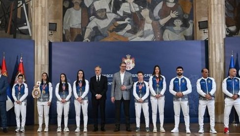 HVALA ŠTO STE NAS UČINILI PONOSNIM, A NACIJU SREĆNOM: Vučić sa članicama ženske bokserske reprezentacije Srbije (VIDEO) HVALA ŠTO STE NAS UČINILI PONOSNIM, A NACIJU SREĆNOM: Vučić sa članicama ženske bokserske reprezentacije Srbije (VIDEO)
