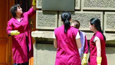 NEĆE KRPU U RUKAMA NI ZA 1.400 PO SATU: Bez diplome uzimaju i po 200.000 dinara - ali niko neće da radi ovaj posao NEĆE KRPU U RUKAMA NI ZA 1.400 PO SATU: Bez diplome uzimaju i po 200.000 dinara - ali niko neće da radi ovaj posao