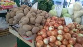 TRI ZELENE SALATE SAMO 100 DINARA, JAJA IMA I ZA 13: Na ovoj pijaci jedino orasi drže cenu TRI ZELENE SALATE SAMO 100 DINARA, JAJA IMA I ZA 13: Na ovoj pijaci jedino orasi drže cenu