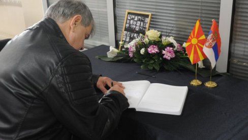 TUGA NE PRESTAJE: U Kraljevu otvorena knjiga žalosti povodom tragedije u Kočanima TUGA NE PRESTAJE: U Kraljevu otvorena knjiga žalosti povodom tragedije u Kočanima