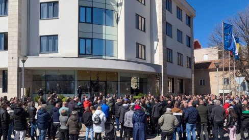 PROTESTI U TREBINJU ZBOG PALJENJA AUTOMOBILA LIDERA LISTE ZA PRAVDU I RED : Vukanović: Neće me uplašiti! PROTESTI U TREBINJU ZBOG PALJENJA AUTOMOBILA LIDERA LISTE ZA PRAVDU I RED : Vukanović: Neće me uplašiti!