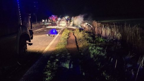 VATROGASCI JEDNU OSOBU JOŠ UVEK IZVLAČE IZ AUTA U PLAMENU: Prve fotografije sa mesta nesreće kod Melenaca - Troje mrtvih, više povređenih VATROGASCI JEDNU OSOBU JOŠ UVEK IZVLAČE IZ AUTA U PLAMENU: Prve fotografije sa mesta nesreće kod Melenaca - Troje mrtvih, više povređenih
