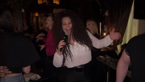 ŽELIM SVE NAJBOLJE DRUGIMA, ALI I SEBI: Stoja Novaković o karijeri, medijskoj ilegali i izgledu (FOTO/VIDEO) ŽELIM SVE NAJBOLJE DRUGIMA, ALI I SEBI: Stoja Novaković o karijeri, medijskoj ilegali i izgledu (FOTO/VIDEO)