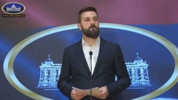 ПОПУТ НАЦИСТИЧКОГ ПОКРЕТА: Покрет слободних грађана назвао камп у Пионирском парку логором (ВИДЕО) ПОПУТ НАЦИСТИЧКОГ ПОКРЕТА: Покрет слободних грађана назвао камп у Пионирском парку логором (ВИДЕО)