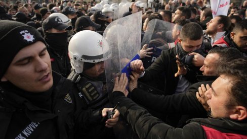STUDENTI SE SUKOBILI SA POLICIJOM: Haos u Istanbulu - neredi na skupu podrške uhapšenom gradonačelniku (FOTO, VIDEO) STUDENTI SE SUKOBILI SA POLICIJOM: Haos u Istanbulu - neredi na skupu podrške uhapšenom gradonačelniku (FOTO, VIDEO)