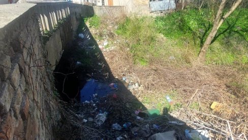MESIĆ I DALJE PUNE SMEĆEM: Nesavesni Vrščani bacaju otpatke u svoj jedini vodotok (FOTO)