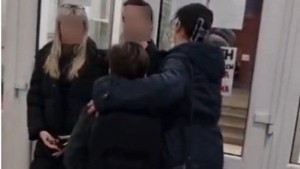 СРАМНА СЦЕНА У КРАГУЈЕВЦУ: Професорки и ђаку не дају да уђе у школу - блокадери на делу СРАМНА СЦЕНА У КРАГУЈЕВЦУ: Професорки и ђаку не дају да уђе у школу - блокадери на делу