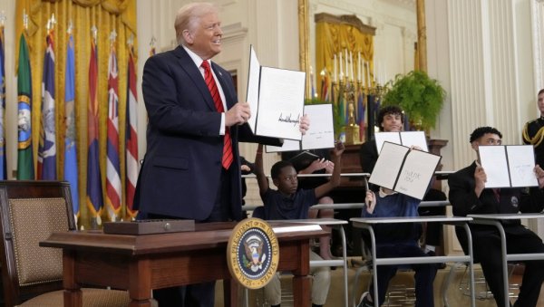 ТРАМП ПОТПИСАО ИЗВРШНУ УРЕДБУ: Затварио је ово министарство ТРАМП ПОТПИСАО ИЗВРШНУ УРЕДБУ: Затварио је ово министарство