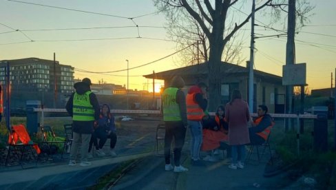 PAKLENI PLAN BLOKADERA Noćas zauzimaju sve garaže GSP u Novom Sadu PAKLENI PLAN BLOKADERA Noćas zauzimaju sve garaže GSP u Novom Sadu