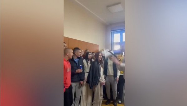 ЈЕЗИВ СНИМАК ИЗ ШАБАЧКЕ ГИМНАЗИЈЕ: Погледајте иживљавање ђака над директором (ВИДЕО) ЈЕЗИВ СНИМАК ИЗ ШАБАЧКЕ ГИМНАЗИЈЕ: Погледајте иживљавање ђака над директором (ВИДЕО)